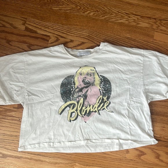 Daydreamer Tops - Blonde Cropped Graphic Tee